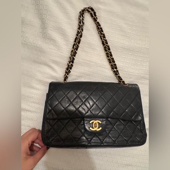 CHANEL Handbags - Vintage Chanel classic Black Quilted Shoulder Bag with Gold